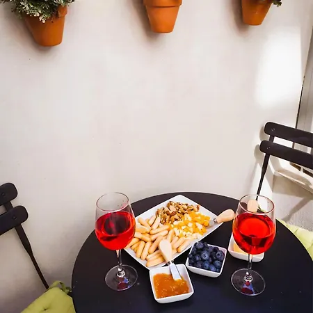 Free Parking! Only 2min Walk To Center! *